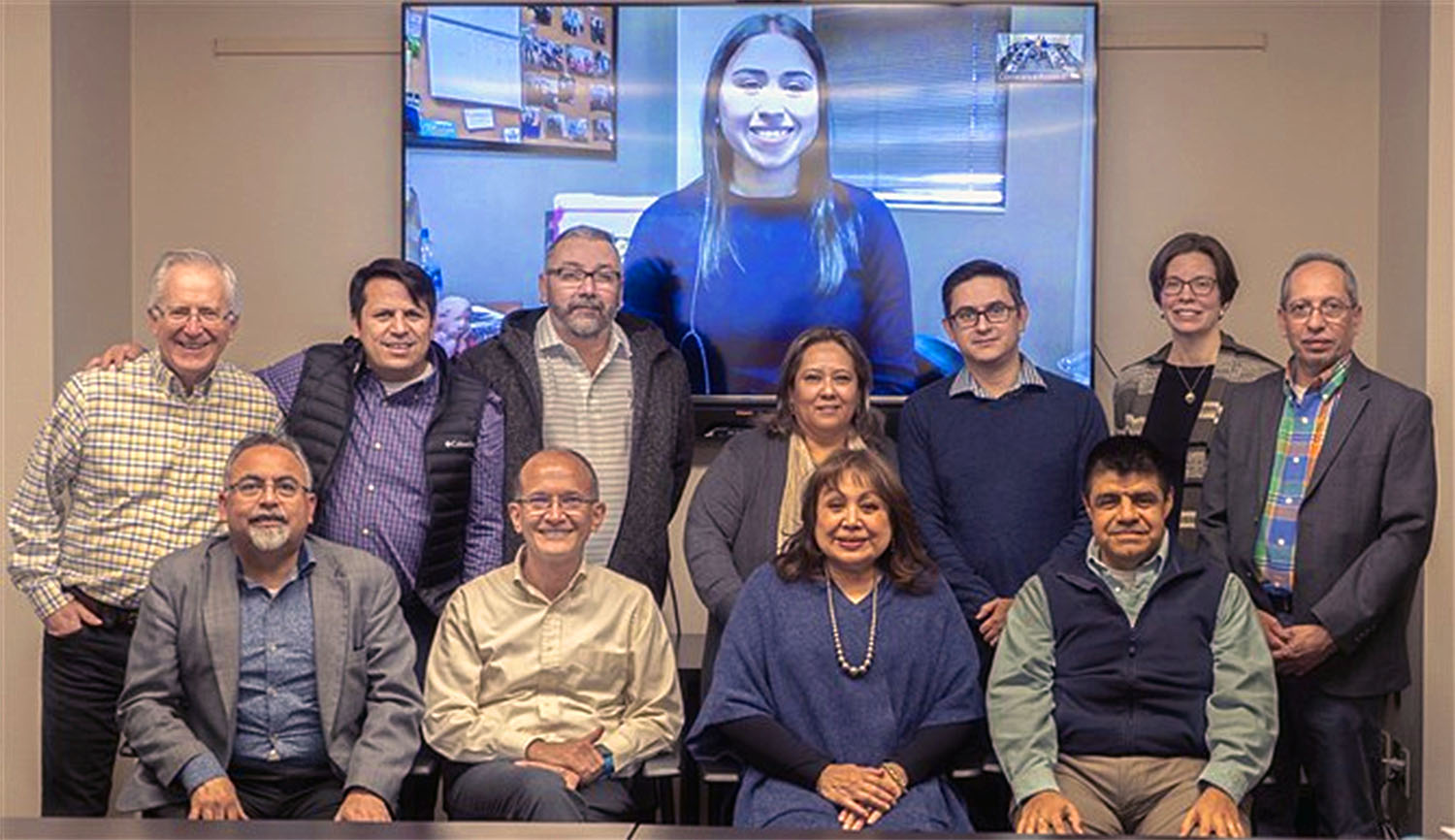 La Obispa Minerva Carcaño (centro), reunida con líderes de la Conferencia Anual California-Pacifico y del Consejo de Ministerios Hispano-Latinos de la Jurisdicción Oeste. Foto cortesía de la Conferencia Anual California-Pacifico.