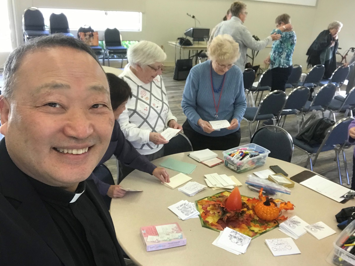 이성호 목사가 콩코드 연합감리교회 여선교회 회원들과 함께 사역하는 모습. 사진 제공, 이성호 목사.
