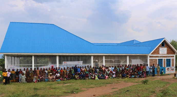 Des femmes et des jeunes posent pour une photo après une session de formation dans le nouveau centre professionnel géré par les Méthodistes Unis à Fizi, au Congo. Le centre propose des cours d'alphabétisation, ainsi que des cours de couture, de cuisine et de fabrication de savon. Photo de Philippe Kituka Lolonga, UM News.