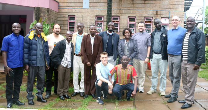 Des leaders de quatre séminaires théologiques Méthodistes Unis d'Afrique de l’Est posent avec des représentants de l'Église Méthodiste Unie lors d'une formation de l'e-Académie à Nairobi, au Kenya. Photo de Gad Maiga, UM News.