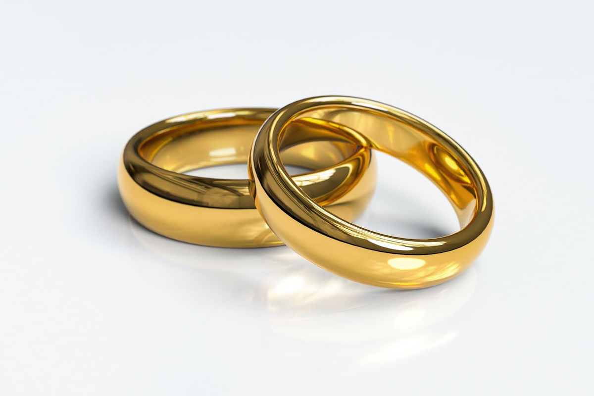 Dois anéis simbolizam a união do casamento. Pelo menos 466 clérigos metodistas unidos concordaram em fazer parte do grupo "Ritos matrimoniais", cujo objetivo é conectar casais LGBTQ com metodistas unidos e licenciados para oficiar casamentos, sejam eles clérigos ou leigos. Foto cortesia de Arek Socha, Pixabay.