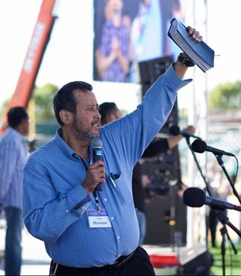  Pastor Herman Perez en un evento al aire libre. Foto cortesía de la página de Facebook de Herman Pérez.