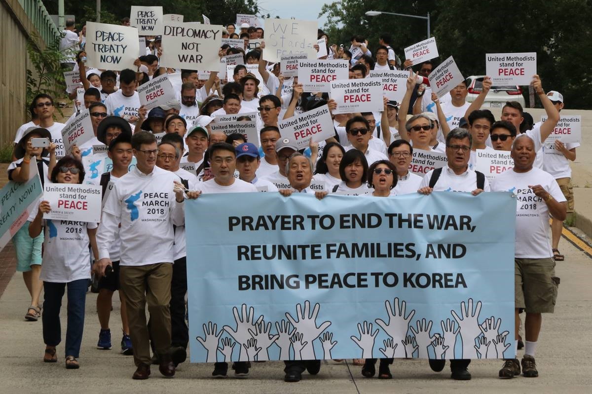 2018년 8월 와싱톤 DC에서 열린 평화축제 참석자들이 한반도에서의 전쟁 중단과 가족 상봉 그리고 한반도의 평화를 위한 기도를 촉구하며 행진하고 있다. 사진 김응선 목사, 연합감리교뉴스.