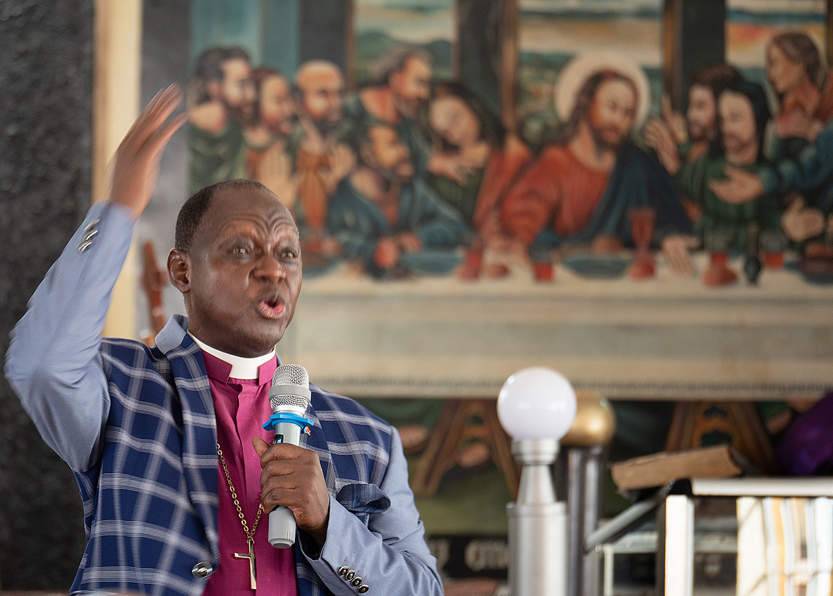 El Obispo John K. Yambasu preside una sesión de la Conferencia de Sierra Leona en la ciudad de Koidu. Los/as delegados/as respaldaron un plan de separación amigable para la IMU y votaron para enviarlo a la Conferencia General en mayo de 2020. Foto de Kathy L. Gilbert, Noticias MU.