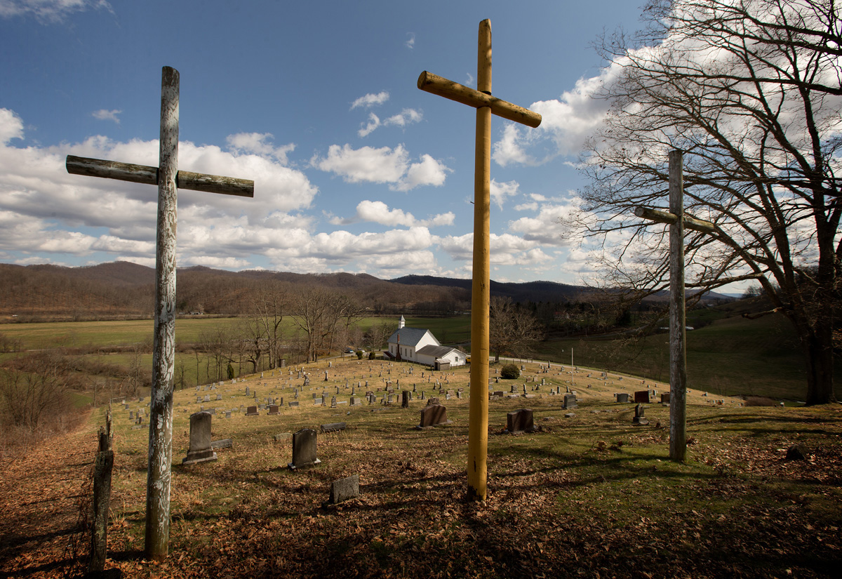 Tres cruces se alzan sobre el cementerio de la Iglesia Metodista Unida de Israel, cerca de Montrose, Virginia Occidental. Este año, las iglesias metodistas unidas tienen que mostrar creatividad adicional para observar la Pascua y toda la Semana Santa debido a la clausura de los templos y otras restricciones impuestas por la pandemia de COVID-19. Foto de Mike DuBose, Noticias MU.