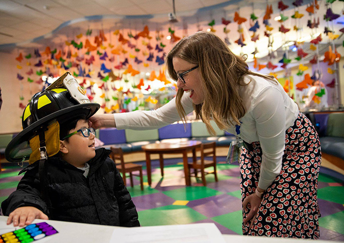 The Rev. Amanda Borchik visits with a young patient at Monroe Carell Jr. Children’s Hospital at Vanderbilt in Nashville, Tenn. Borchik is staff chaplain at the facility. Photo by Cayce Long.