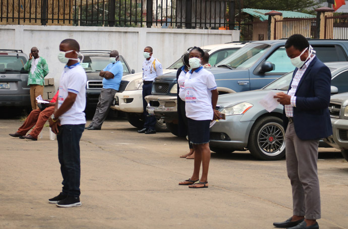 Les participants observent les nouvelles règles de la distanciation sociale lors du lancement de la campagne et la mise en place d’une force opérationnelle anti COVID-19 de l'Église Méthodiste Unie à Sinkor, au Liberia, près de Monrovia. Photo de E Julu Swen, UM News.