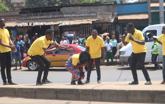 Des jeunes adultes Méthodistes Unis dans l'Est de Freetown, en Sierra Leone, jouent un sketch le 25 mars pour partager des informations sur le coronavirus. La campagne - parrainée par le Département des Missions et du Développement de la conférence de la Sierra Leone - visait à être prêt, à prévenir, contrôler et rejeter les stigmatisations et les mythes concernant la pandémie. Photo de Phileas Jusu, UM News.