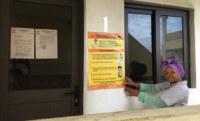 Rita Samuel, Méthodiste Unie, montre une affiche qui donne des conseils pour arrêter la propagation du coronavirus à Maputo, au Mozambique. Photo de João Filimone Sambo, UM News.