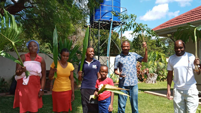 La famille Mushambi célèbre le Dimanche des Rameaux chez elle à Harare, au Zimbabwe, pendant les 21 jours de confinement du pays en raison de la pandémie de coronavirus.