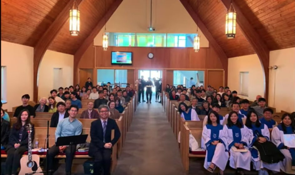 2019년 블루밍턴 교회 38주년 감사예배(2부)에 참석한 교인들과 함께 찍은 사진. 사진 제공, 안성용 목사, 블루밍턴 한인연합감리교회