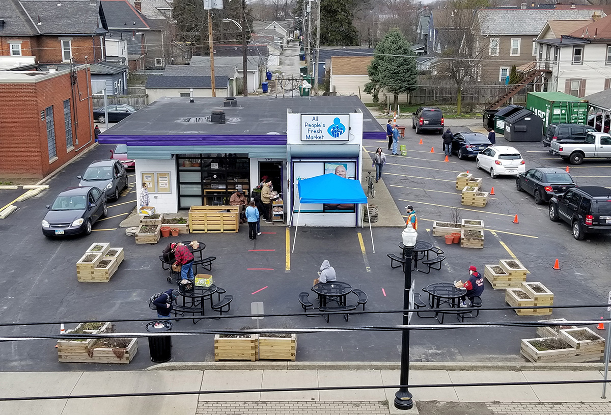 La Iglesia Metodista Unida para Todas las Personas en Columbus, Ohio, ha adaptado su ministerio de alimentos durante el brote del COVID-19, pues la gente solía llegar al Mercado de Productos Frescos para Todos y escoger sus propios productos, pero ahora se les pide que conduzcan y voluntarios/as les llevan las cajas de comida a sus autos. Foto cortesía de la Iglesia para Todas las Personas.