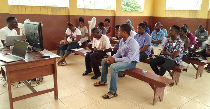 L’Hôpital Méthodiste Uni Kissy de Freetown, en Sierra Leone, organise une formation COVID-19 axée sur l'identification et la prise en charge des patients atteints du coronavirus. Photo avec l'aimable autorisation de Catherine Norman.