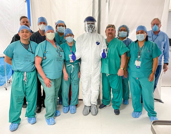 El equipo médico de emergencias del Hospital Indígena Shiprock en Shiprock, Nuevo México, modela los trajes Tyvek y las máscaras N95 donadas por el Equipo de Respuesta Temprana de la Conferencia Anual Desierto del Suroeste. El hospital atiende la Nación Navajo, que tiene más de 1.100 casos confirmados del COVID-19. Foto cortesía de Gail Ringelberg.