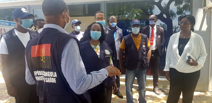 La Dra. Sílvia Lutucuta, ministra de salud de Angola (centro izquierda), encabeza una delegación del ministerio de salud en el campus de Cacuaco de la Universidad Metodista de Angola, que se utilizará como centro de pruebas y tratamiento para el COVID-19. Foto de Orlando da Cruz, Noticias MU.