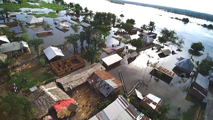 Une vue aérienne de maisons englouties par les eaux à Kindu, en RD Congo. Des pluies torrentielles ont provoqué le débordement du fleuve Congo en avril, affectant plus de 10 000 foyers à Kindu. Photo de Chadrack Tambwe Londe, UM News.