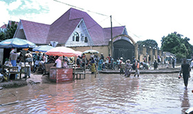 Les eaux de crue atteignent la clôture et la cour de la résidence de l'Evêque Gabriel Yemba Unda à Kindu, Congo. Photo de Chadrack Tambwe Londe, UM News.