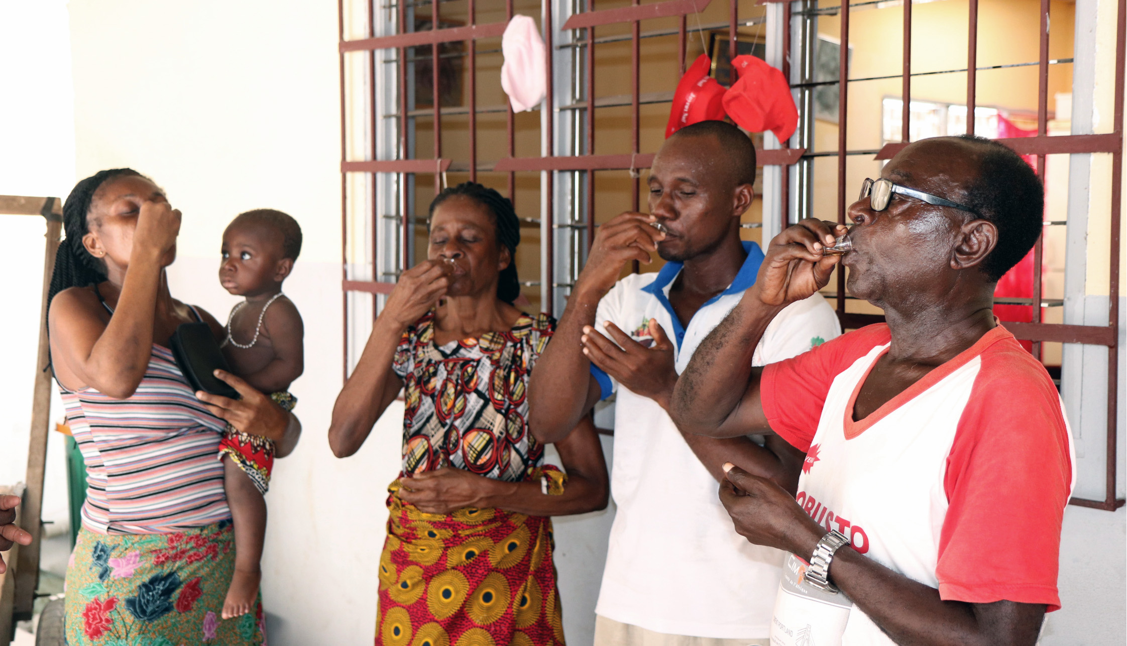 La famille Ohouo (à partir de la gauche, Appolos, Fabrice, Chiadon et Chantal) de l'église Méthodiste Unie Béthel- Quartier Eléphant participe à la Sainte Cène pendant un culte à domicile. Bien que les églises soient fermées à cause de la pandémie du COVID-19, les membres organisent des cultes à domicile avec les ressources fournies par leurs pasteurs. Photo de John Mel, UM News.