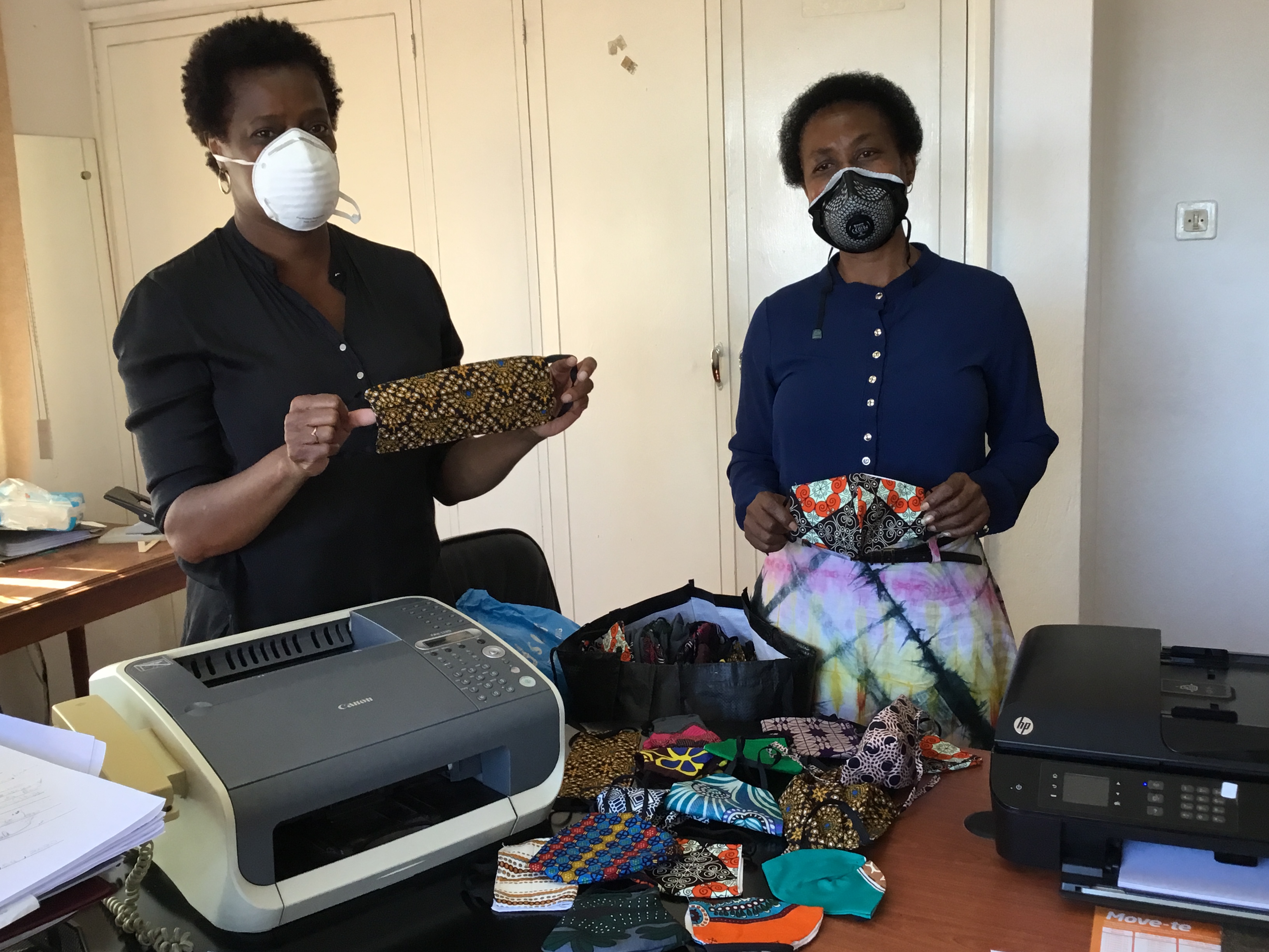 Irene Menete e Maria Teresa J. Teixeira, representando as Meninas de Cambine ´´MCs´´ na entrega formal de cerca de 300 máscaras que foram distribuídas gratuitamente na comunidade de Cambine. Maputo, foto de João Sambo.