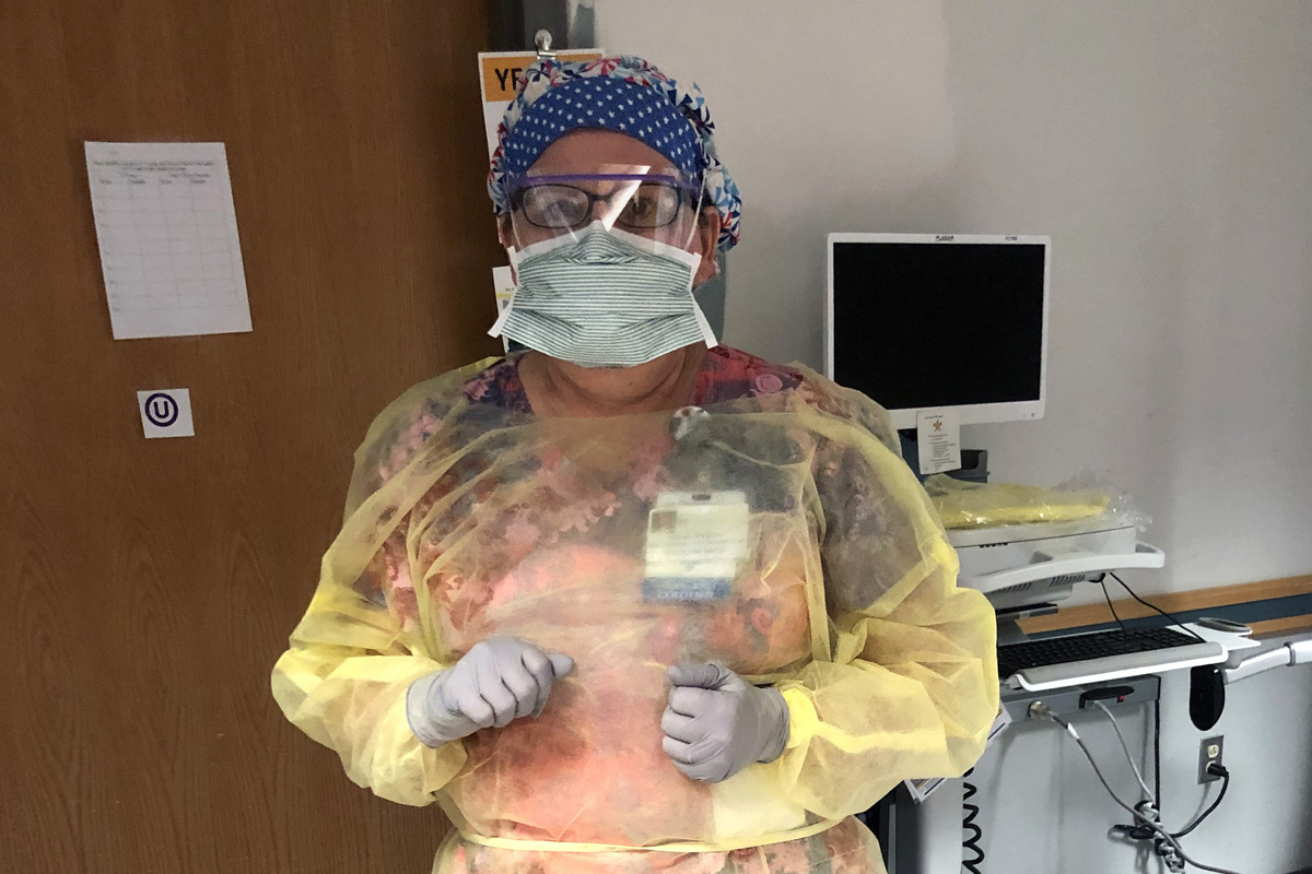 La Revda. Diane Dyson en plena marcha como enfermera del hospital que atiende a pacientes con COVID-19. Dyson es diácona metodista unida y dice que su experiencia en el clero la ha ayudado a ser una mejor oyente como enfermera. Foto cortesía de Diane Dyson.