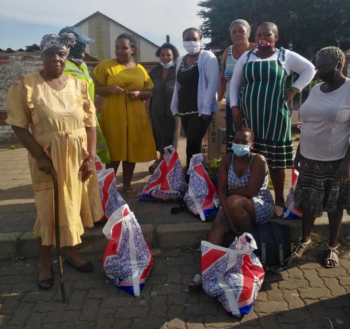 Grupo de beneficiários de Clermont Township dos Jovens Adultos Hampers, foto de Durban por Nandipha Mkwalo.