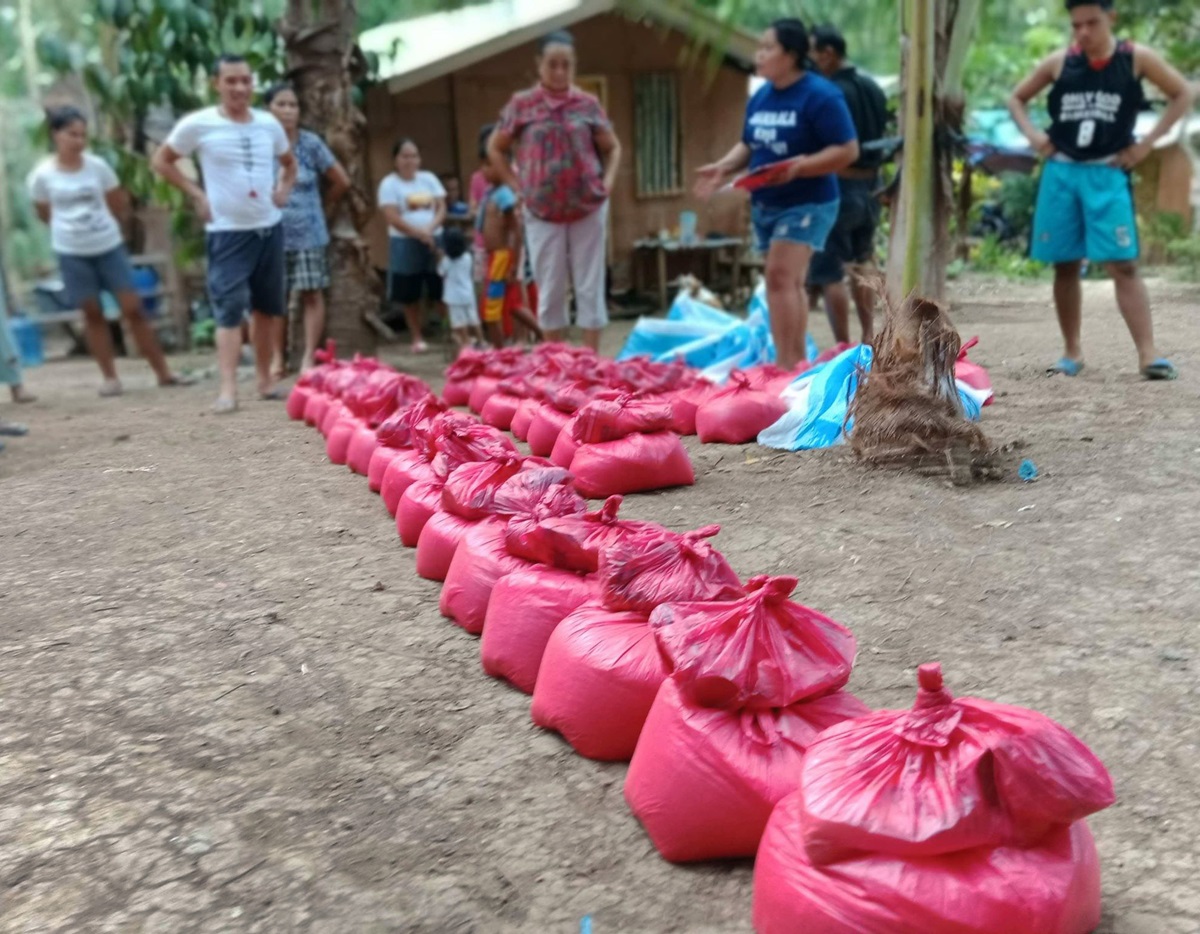 United Methodists, led by the Rev. Recto Baguio, superintendent of the Mindanao Central East District, distribute food to communities struggling during the coronavirus pandemic in the Philippines. The relief packs include rice, canned goods, noodles, sugar, salt, dried fish and soap. Photo courtesy of the Rev. Recto Baguio. United Methodists, led by the Rev. Recto Baguio, superintendent of the Mindanao Central East District, distribute food to communities struggling during the coronavirus pandemic in the Philippines. The relief packs include rice, canned goods, noodles, sugar, salt, dried fish and soap. Photo courtesy of the Rev. Recto Baguio.