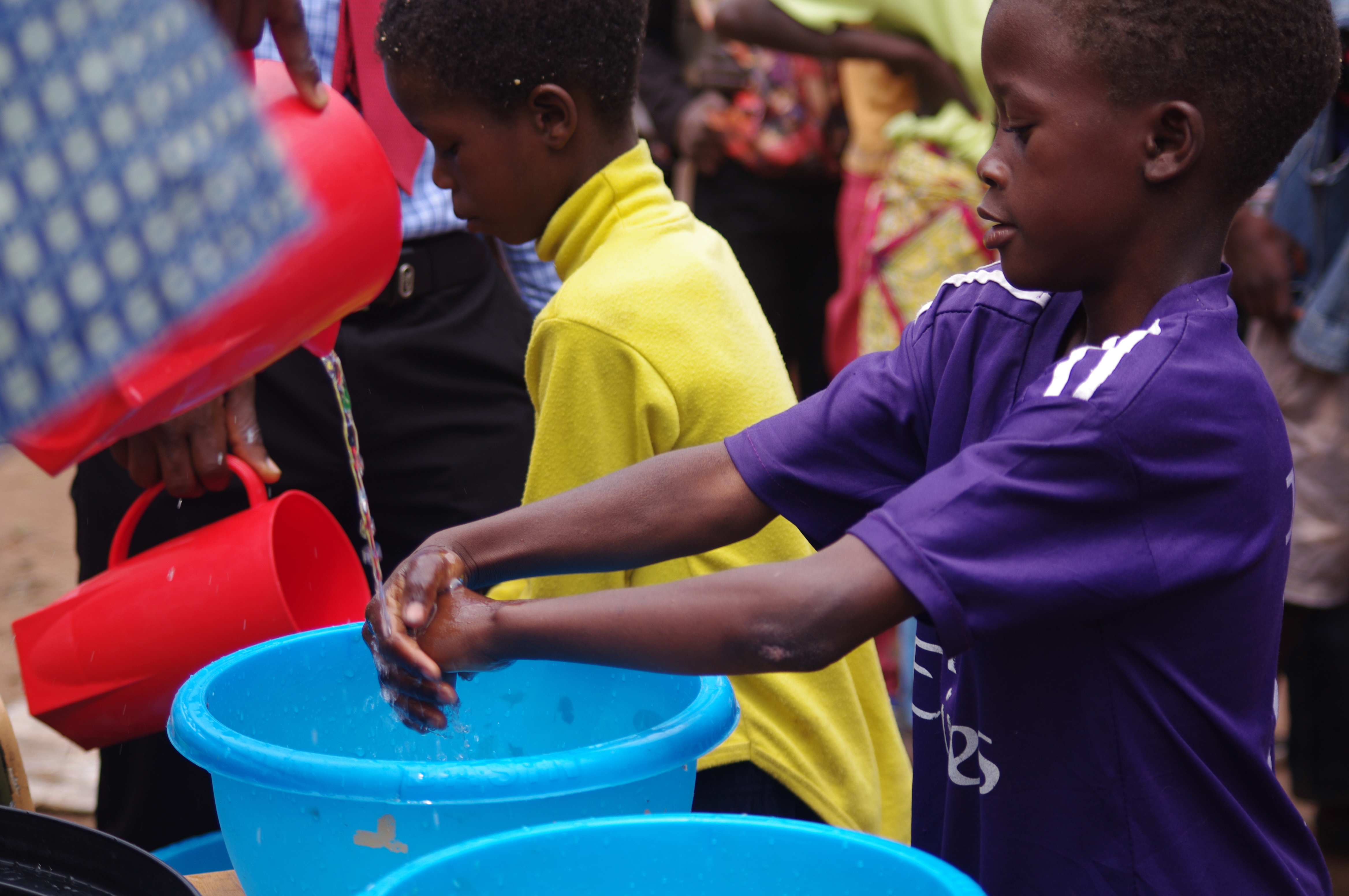 La visita de esta comisión fue la primera oportunidad que tuvieron las familias residentes en las aldeas vecinas a la misión, de recibir orientaciones sobre la prevención del COVID-19. El equipo de facilitadores estuvo enseñando a adultos/as y niñas/os cómo evitar la enfermedad con medidas sanitarias tales como el lavado frecuente de las manos. Foto Rev. Gustavo Vasquez, Noticias MU.