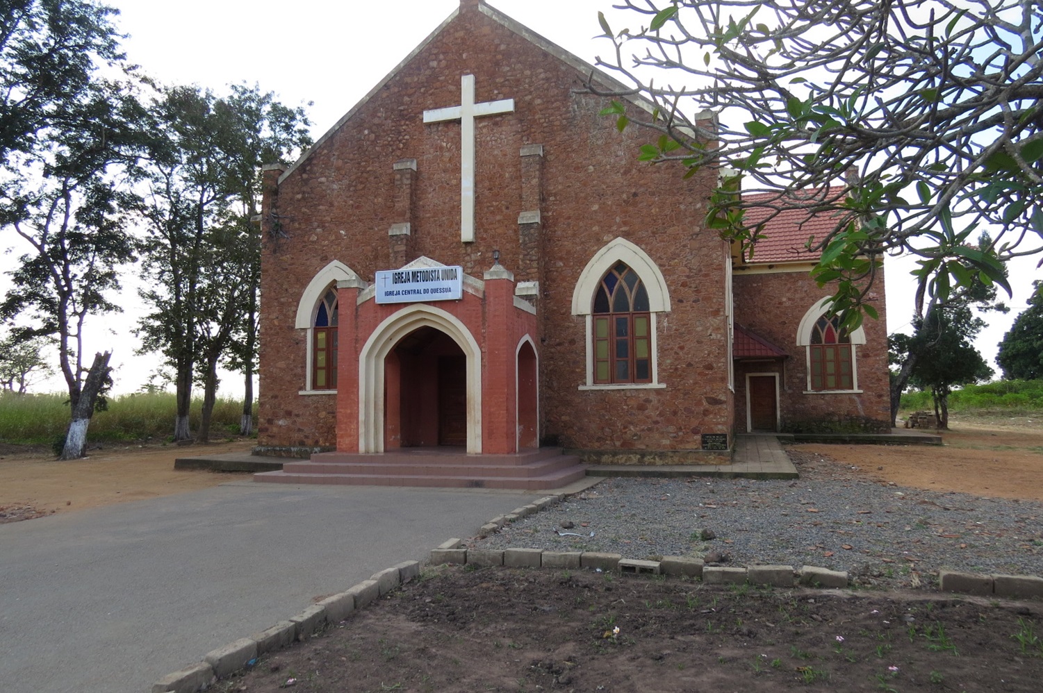 Iglesia metodista unida Central de la Misión de Quessua, Provincia de Melanje al oriente de Angola. Foto cortesía de la familia García-Benítez.