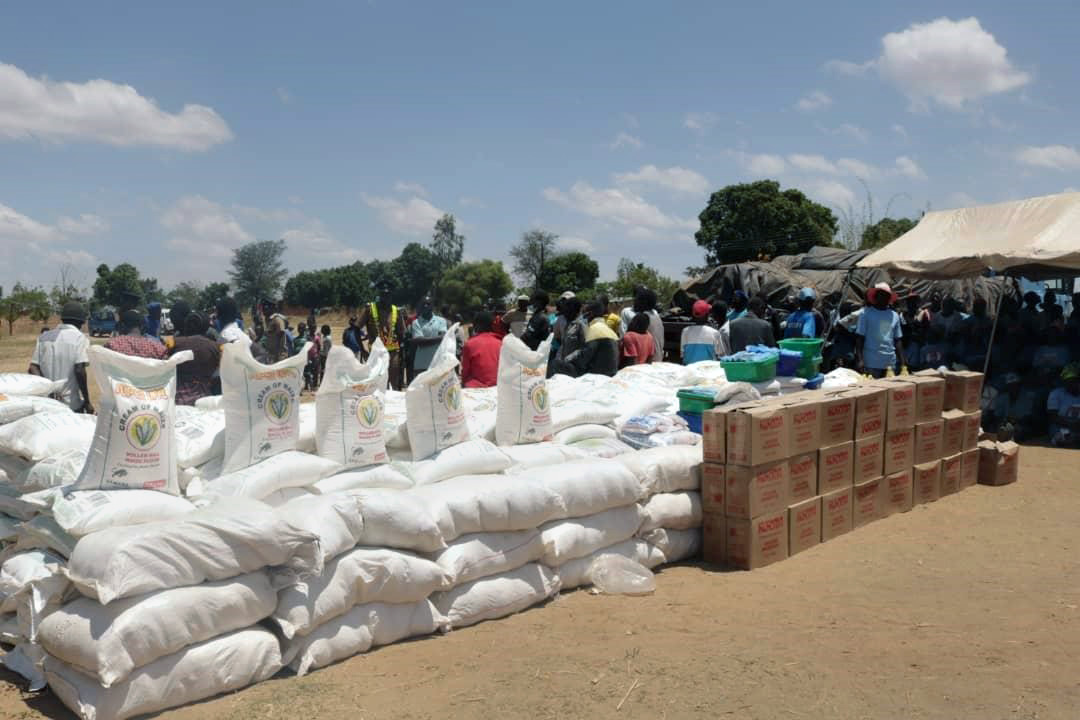 Des paniers de nourriture sont distribués aux survivants du cyclone Idai à Ntcheu, au Malawi. L'Église Méthodiste Unie continue d'aider les villages reculés de la région dans le cadre de la pandémie à COVID-19. Photo de Francis Nkhoma, UM News. Des paniers de nourriture sont distribués aux survivants du cyclone Idai à Ntcheu, au Malawi. L'Église Méthodiste Unie continue d'aider les villages reculés de la région dans le cadre de la pandémie à COVID-19. Photo de Francis Nkhoma, UM News.