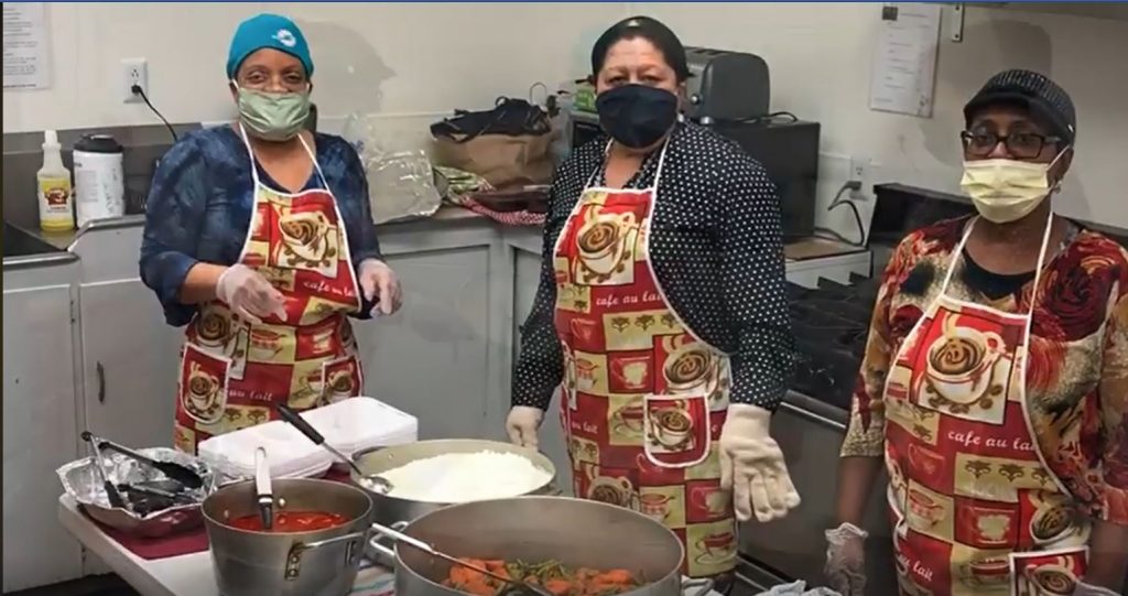 Voluntarias preparando alimento para familias necesitadas inspiradas por las escrituras: “Porque tuve hambre y ustedes me dieron de comer; tuve sed y me dieron de beber, fui forastero y me dieron alojamiento” Mateo 25:35 (NVI). Foto cortesía de la Conferencia Anual Ampliada de Nueva Jersey.