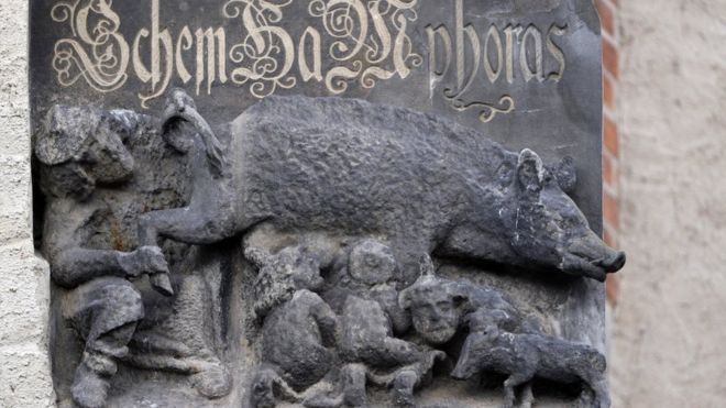 독일 비텐베르크의 한 교회 벽에 새겨진 반유대인 조각, 유대인의 암퇘지(Judensau). 사진, BBC 뉴스.