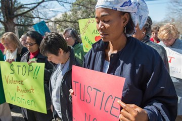 En esta foto de archivo de 2013, la Revda. Eunice Musa Iliya (derecha) participa en una vigilia del Día Internacional de la Mujer, patrocinada por Mujeres Metodistas Unidas. Foto de Kristina Krug, cortesía de Mujeres Metodistas Unidas.