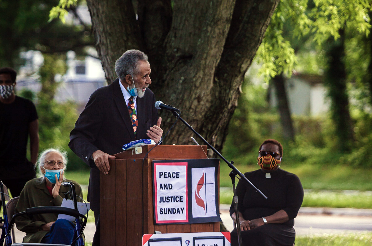 O Rev. Gilbert Caldwell, pastor aposentado Metodista Unido e ativista dos direitos civis que marchou ao lado do Rev. Martin Luther King Jr., fala durante uma reunião do Black Lives Matter em 7 de junho em Willingboro, NJ. À direita de Caldwell está sua esposa, Grace Caldwell. À esquerda de Caldwell está a Revda. Vanessa Wilson, presidente da Comissão de Raça e Religião da Conferência Greater New Jersey e pastora da Igreja Metodista Unida Good Shepherd em Willingboro. O protesto foi um dos muitos ocorridos nos EUA em cidades menores envolvendo metodistas unidos. Foto de Aaron Wilson Watson.