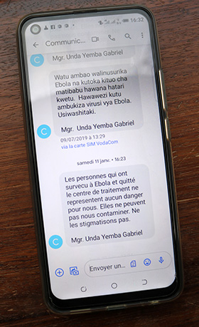 L’Église Méthodiste Unie a envoyé plusieurs SMS chaque jour pour informer les communautés locales sur ce qu’elles peuvent faire pour prévenir le virus Ebola. Photo d’archives de 2019 de Chadrack Londe, UM News.