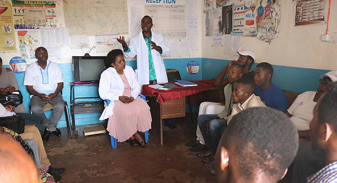 Le Dr Damas Lushima, coordinateur du conseil de santé pour la Région Episcopale de l’Est du Congo, dispense une formation sur la sécurité sanitaire liée à la COVID-19 dans un centre de santé du Kivu. Photo de Philippe Lolonga, UM News.