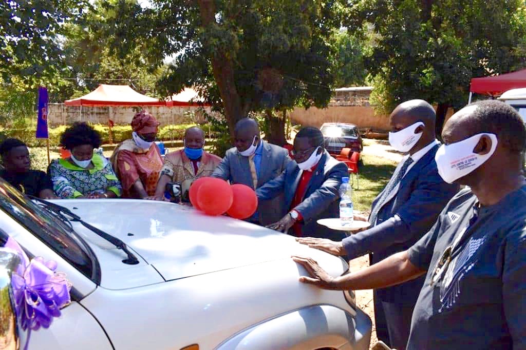 L’Evêque Kasap Owan de la Région Episcopale du Sud Congo/Zambie (au centre) et des membres de son cabinet prient pour le véhicule offert par Coalice Mwamba, un Méthodiste Uni, au Département d’Evangélisation de la Région Episcopale. Photo de John Kaumba, UM News.