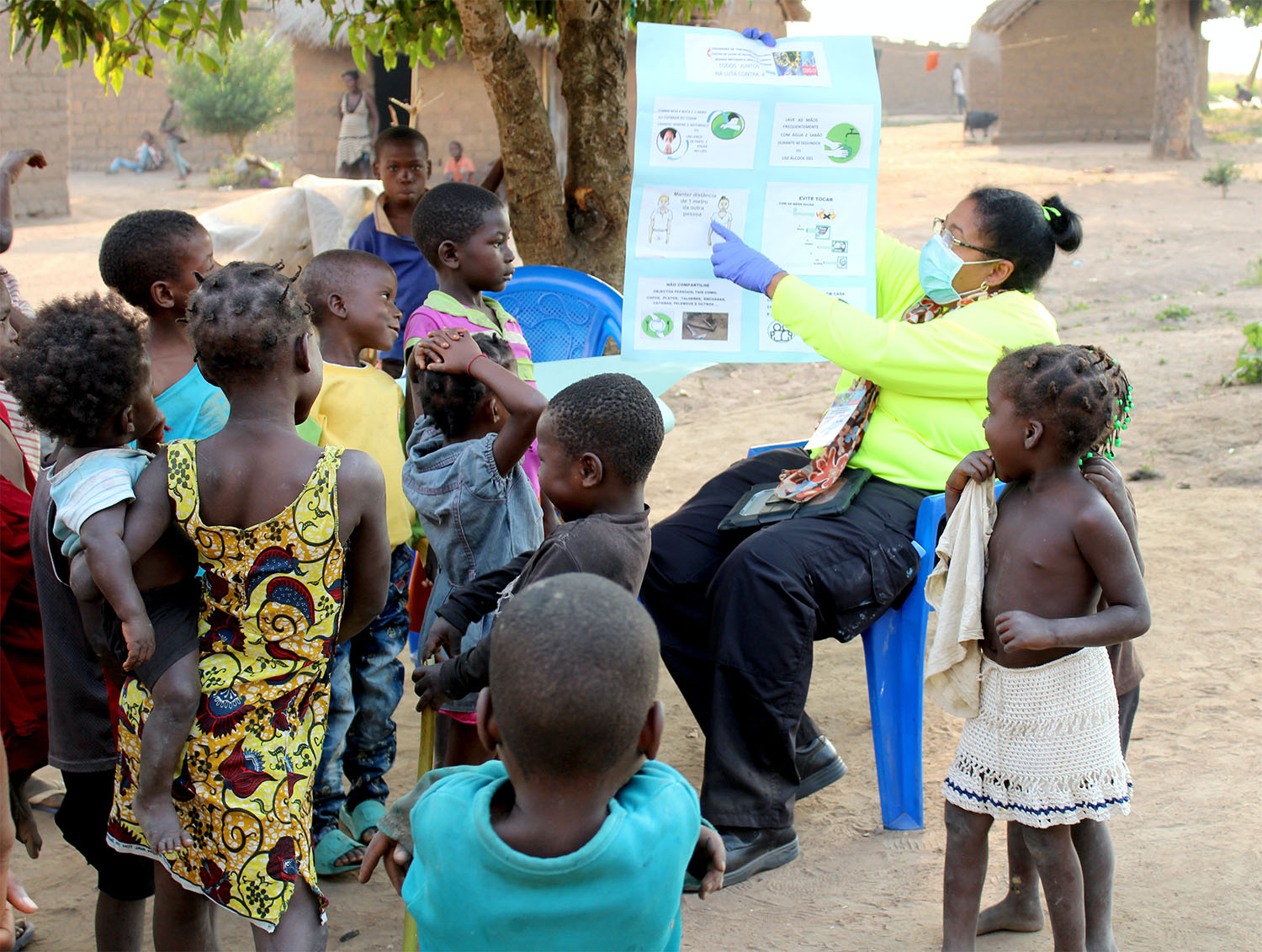 La Dra. Cleivy Benítez enseña educación sanitaria a los/as niños/as de la aldea de Mbango, misión Quéssua, en el Este de Angola. Foto cortesía de la Junta de Salud del Este de Angola.