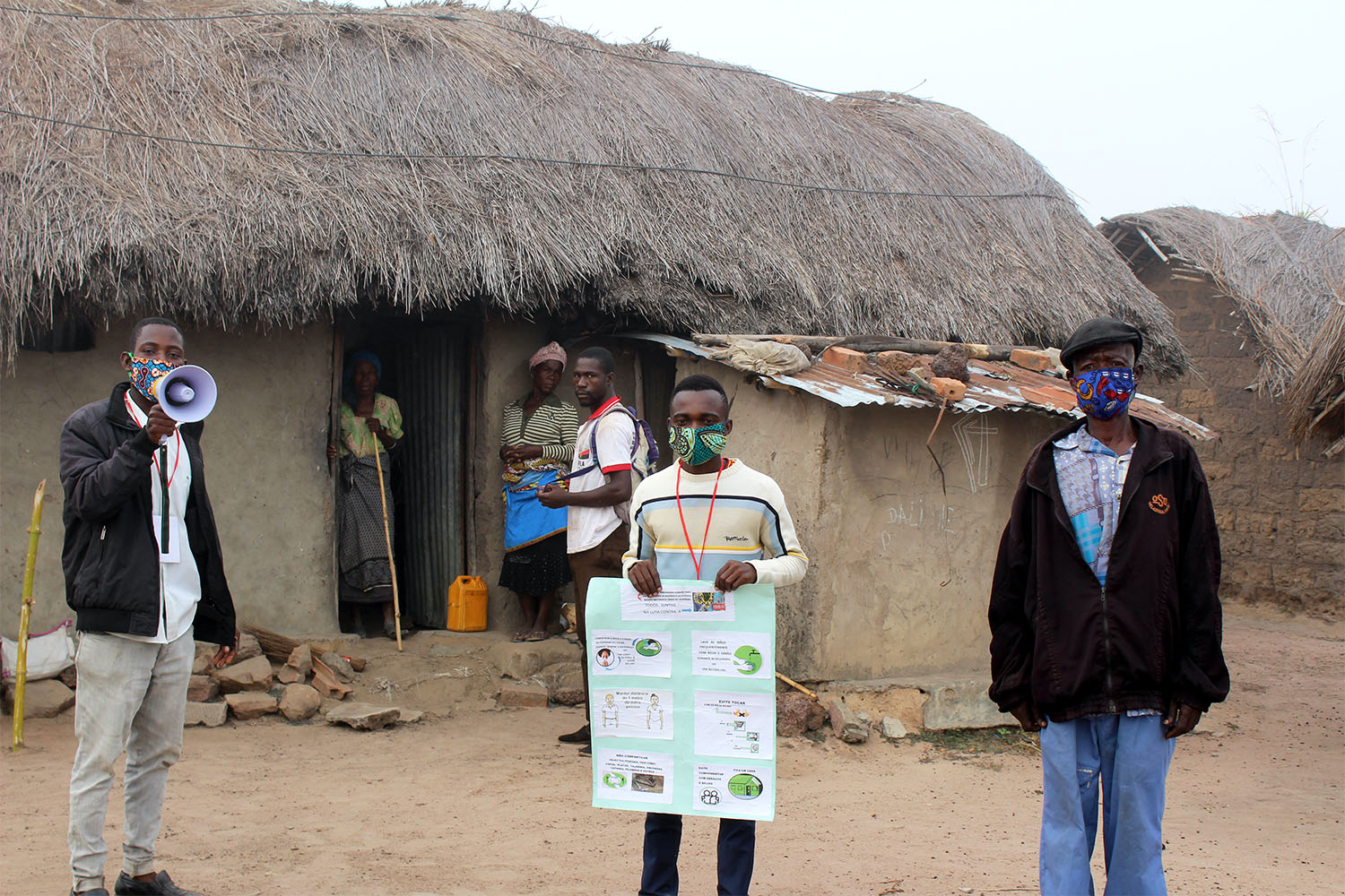 Los/as facilitadores/as voluntaries/as, capacitados/as en el centro de salud en Quéssua, imparten educación sanitaria en el pueblo de Mufongo. Foto cortesía de la Junta de Salud del Este de Angola.