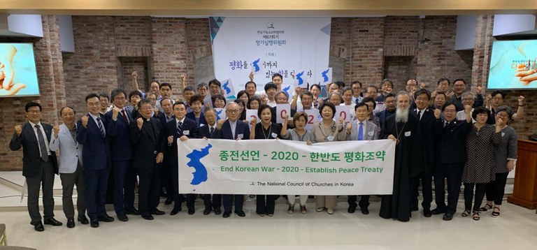 한국기독교교회협의회(The National Council of Churches in Korea, NCCK)가 주최한 67회 정기실행위원회에서 2020년 한반도 평화조약 및 종전선언을 위한 다짐을 하고 있다. 사진 출처, 세계교회협의회(WCC) 웹사이트.