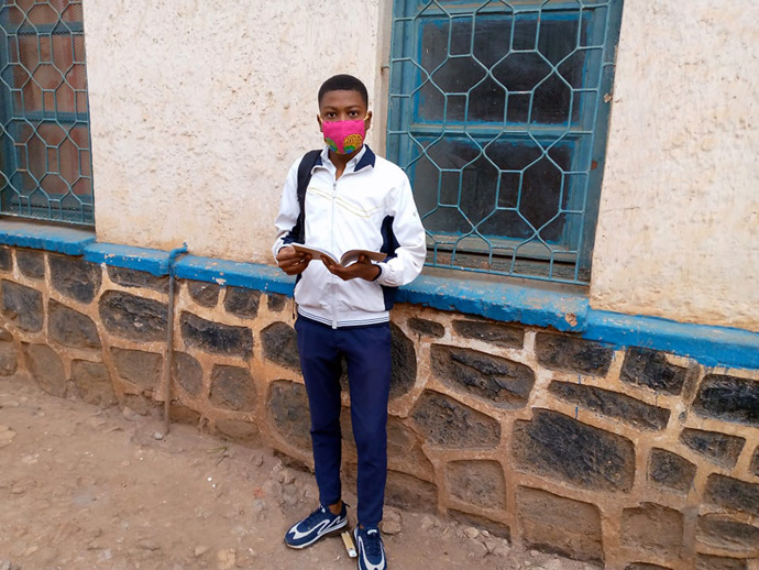 O estudante de ensino médio Sylvestre Muthoma se prepara para voltar às aulas em Bukavu, no Congo. As escolas reabriram em Agosto para aqueles que precisam fazer os exames finais para graduar. Foto de Philippe KitukaLolonga, Noticias MU.