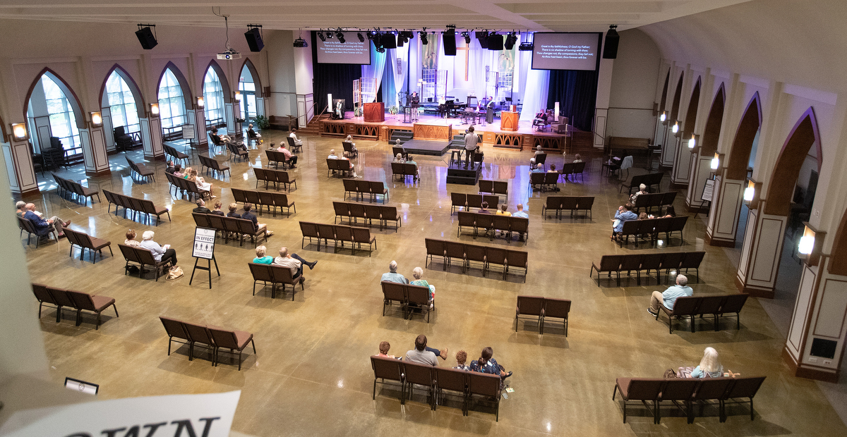 Los/as feligreses/as se sientan separados/as entre si durante el culto en la Primera Iglesia Metodista Unida de Franklin, Tennessee. La iglesia recientemente regresó a la adoración en persona, y ha adoptado protocolos de seguridad, incluido el distanciamiento social, para ayudar a prevenir la propagación del COVID-19. Foto de Mike DuBose, Noticias MU.