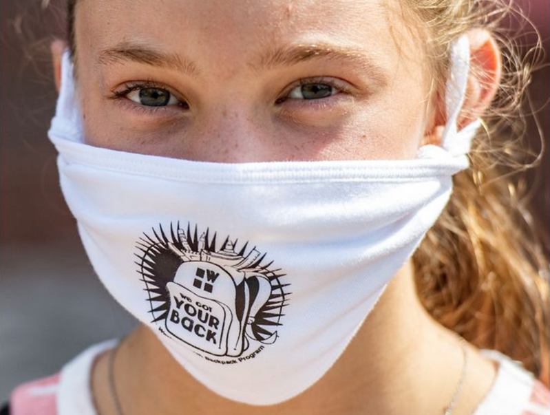 La voluntaria Kyla Sepnger, de 13 años, se ve con una máscara puesta durante el día de entrega de morrales de la iglesia Wesley en Bethlehem, realizado el sábado. Foto de April Gamiz, The Morning Call.