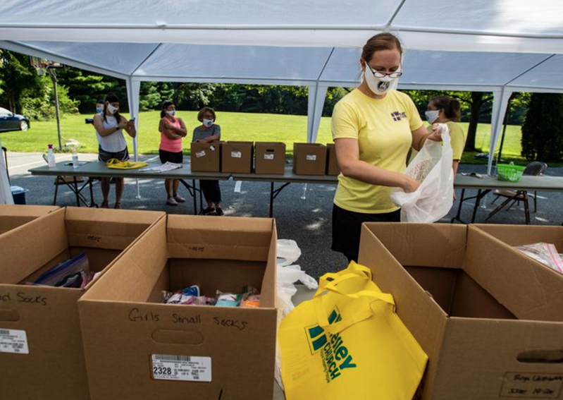 La pastora Candy LaBar coloca artículos en una bolsa durante el día de entrega de morrales de la iglesia Wesley en Bethlehem, realizado el sábado. Foto de April Gamiz, The Morning Call.
