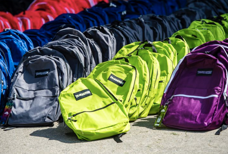  Cientos de morrales están alineados para ser entregadas durante el día de entrega de morrales de la iglesia Wesley en Bethlehem, realizado el sábado. Foto de April Gamiz, The Morning Call.