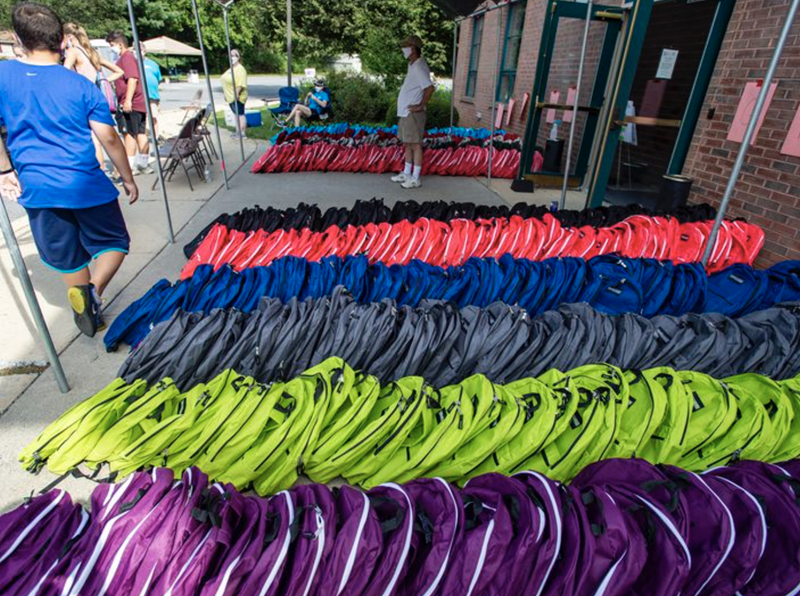 Cientos de morrales están alineados para ser entregadas durante el día de entrega de morrales de la iglesia Wesley en Bethlehem, realizado el sábado. Foto de April Gamiz, The Morning Call.