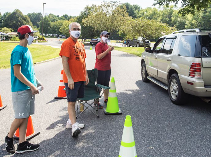 Los/as voluntarios/as ayudan a dirigir el tráfico durante el día de entrega de morrales de la iglesia Wesley en Bethlehem, realizado el sábado. Foto de April Gamiz, The Morning Call.