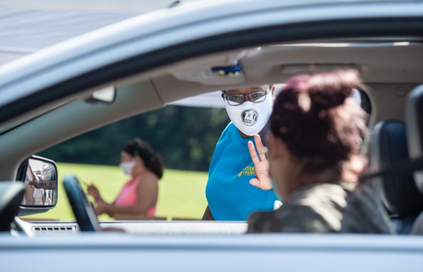 O voluntário Elijah Block, 13, coloca itens no veículo de uma família durante o Dia da Mochila Drive-Thru da Igreja Wesley em Bethlehem, no sábado. A igreja distribuiu 1.500 mochilas, meias e roupas íntimas para famílias no Vale Lehigh. O evento anual já dura oito anos e já forneceu cerca de 10.000 mochilas para famílias da área.  Foto: Gamiz de abril, The Morning Call.