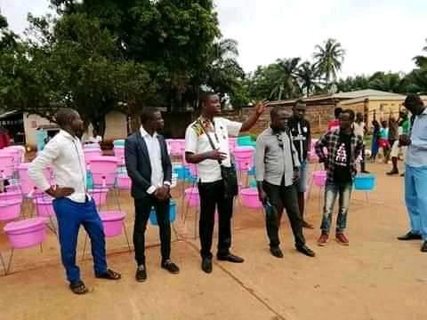 Des membres de la Jeunesse Pour Christ en Centrafrique procèdent à la sensibilisation contre le coronavirus et à l’installation de dispositifs de lavages des mains au marché central de Bangui. Photo de Chancelvie Petula Dockpa.