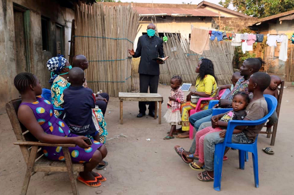 Le Révérend Félicien Katambwe Luedi, Pasteur Associé de l’église locale Centrale à Kananga pendant le culte avec des familles réunies dans la cour de l'église se trouvant au quartier plateau dans la commune de Kananga. Photo de Serge Mukendi, UMNS.