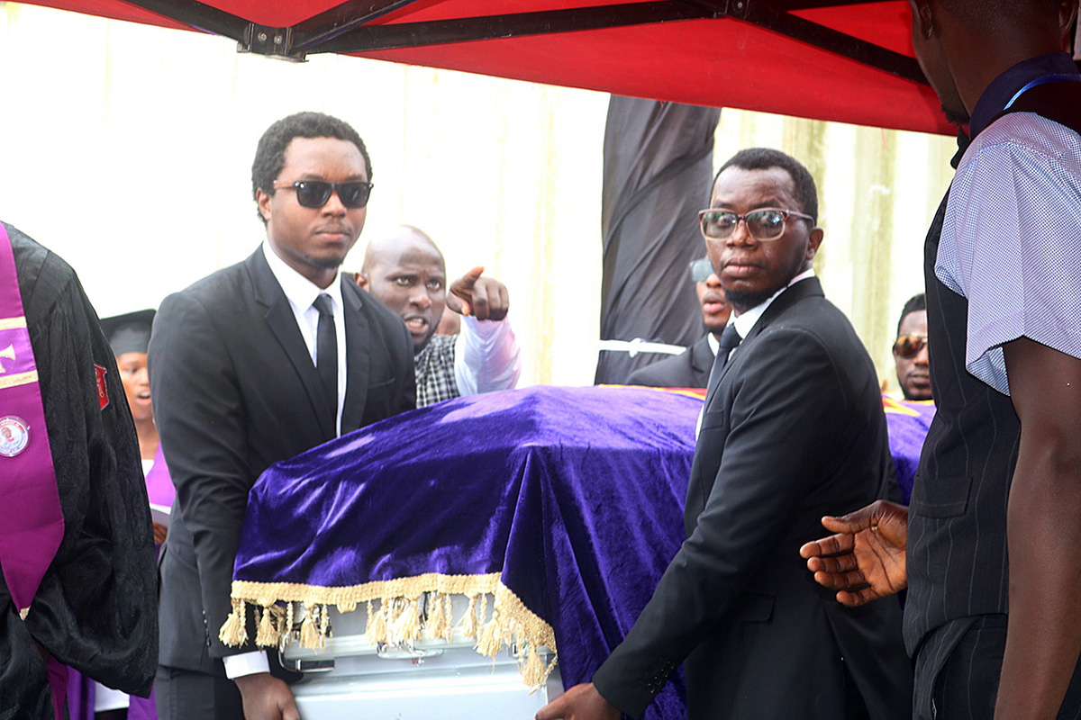 John Yambasu Jr. (à gauche) et d’autres personnes en deuil portent le cercueil contenant la dépouille de l’Evêque John K. Yambasu de la Région Episcopale de la Sierra Leone, qui a été enterré le 6 septembre après un culte du souvenir et de rites de passage à Freetown. L'évêque est décédé dans un accident de la circulation le 16 août. Photo de Phileas Jusu, UM News. 